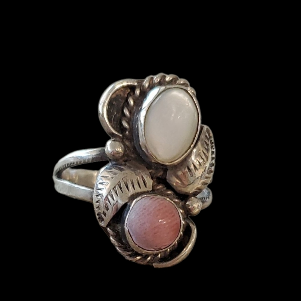 Vintage Silver Mother of Pearl Southwestern Ring With Leaf Design